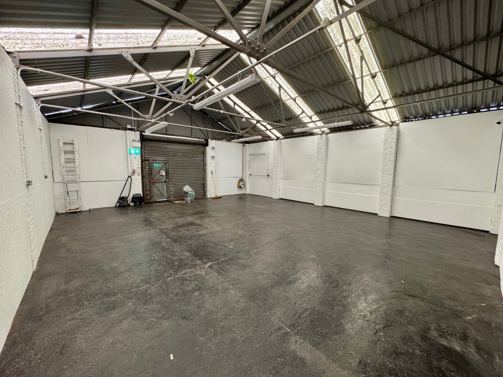 Lot: 39 - FREEHOLD COMMERCIAL PREMISES WITH PARKING ON EDGE OF CITY - Inside single storey building